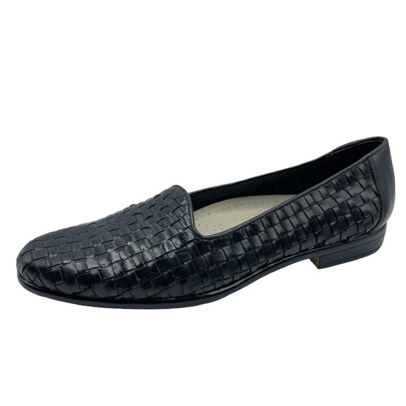 Trotters Liz Flats Black Woven Leather Loafers Almond Toe Stacked Heel Size 7N - Picture 1 of 14
